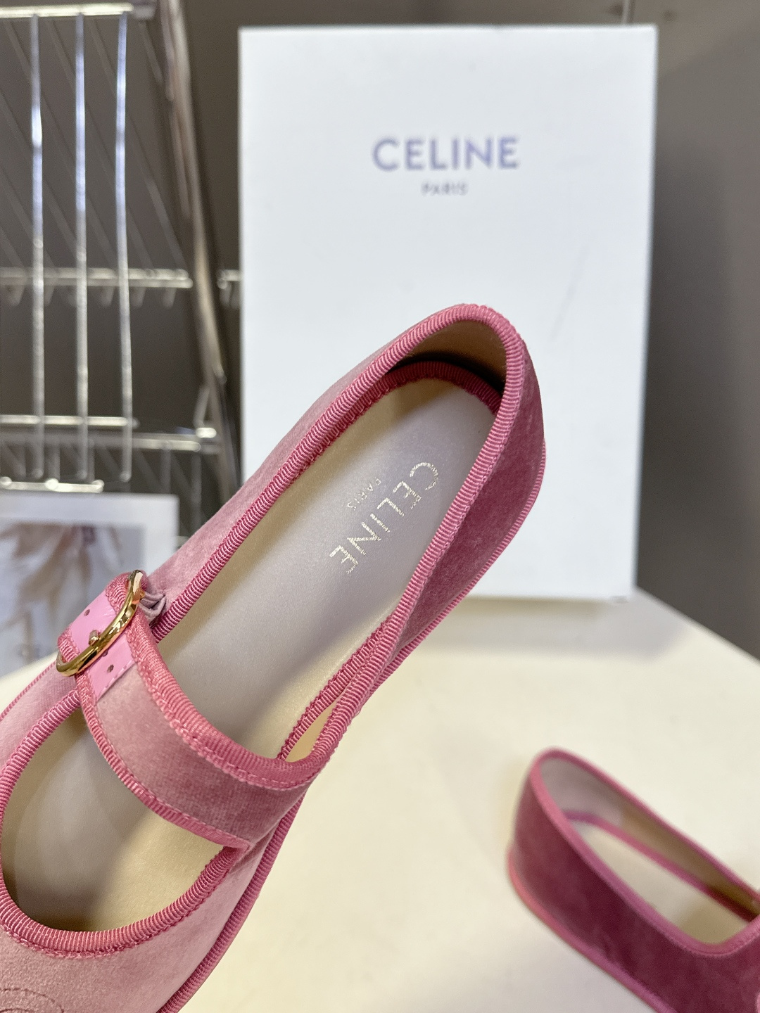 CELINE思琳秋冬最新走秀款 玛丽珍鞋 超多网红时尚博主种草 高级感舒适，配女神们的半身裙 不规则的小