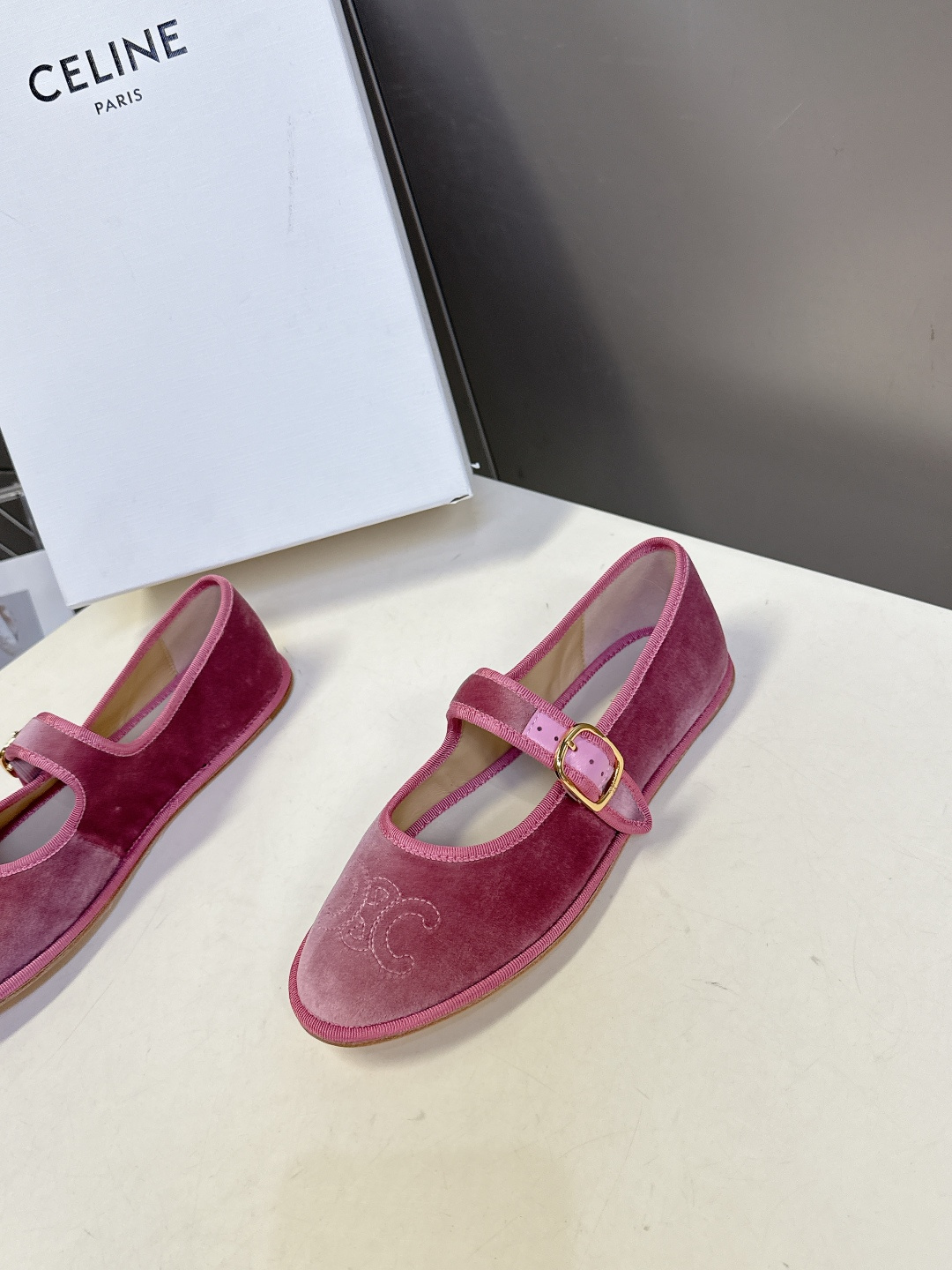 CELINE思琳秋冬最新走秀款 玛丽珍鞋 超多网红时尚博主种草 高级感舒适，配女神们的半身裙 不规则的小