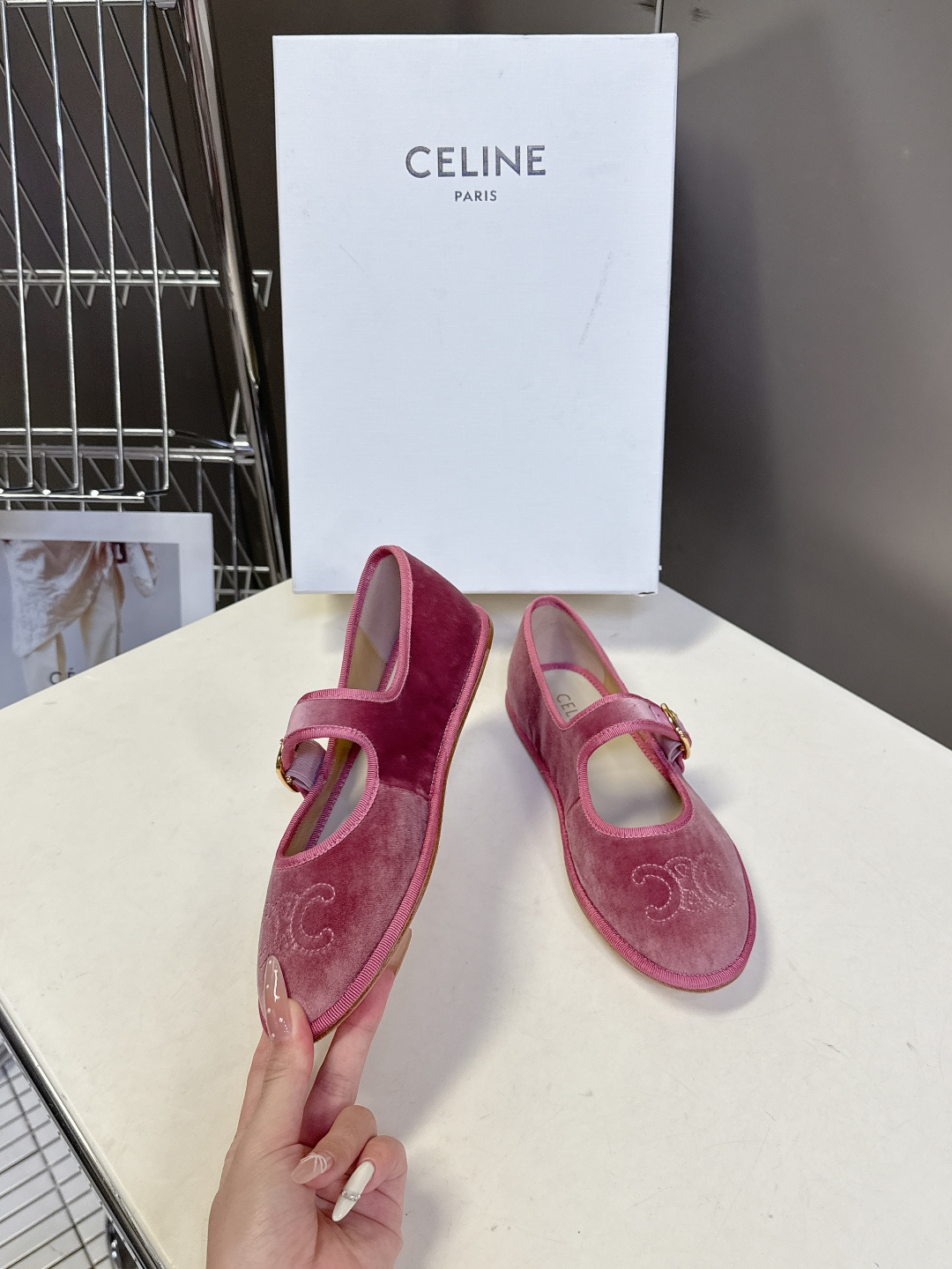 CELINE思琳秋冬最新走秀款 玛丽珍鞋 超多网红时尚博主种草 高级感舒适，配女神们的半身裙 不规则的小