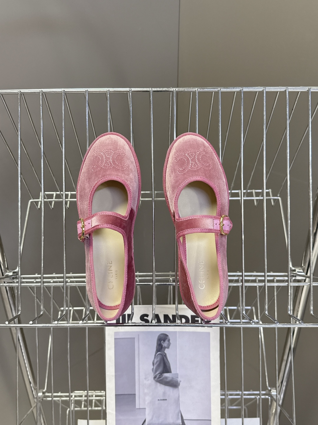 CELINE思琳秋冬最新走秀款 玛丽珍鞋 超多网红时尚博主种草 高级感舒适，配女神们的半身裙 不规则的小