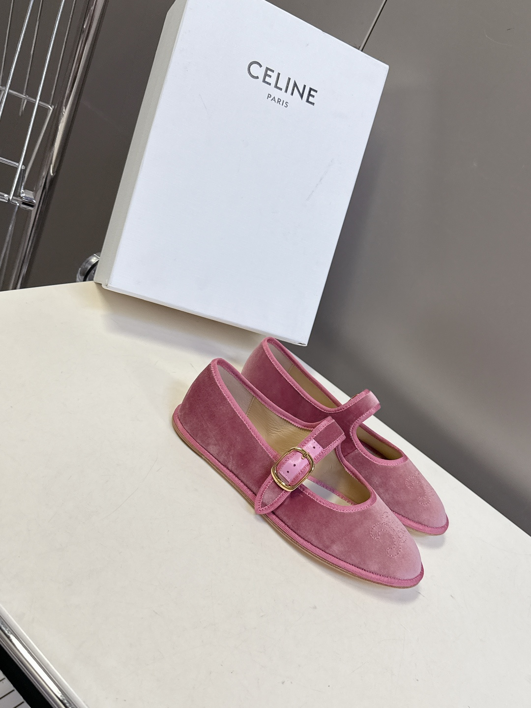 CELINE思琳秋冬最新走秀款 玛丽珍鞋 超多网红时尚博主种草 高级感舒适，配女神们的半身裙 不规则的小