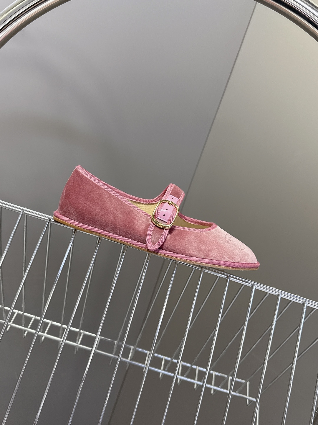 CELINE思琳秋冬最新走秀款 玛丽珍鞋 超多网红时尚博主种草 高级感舒适，配女神们的半身裙 不规则的小