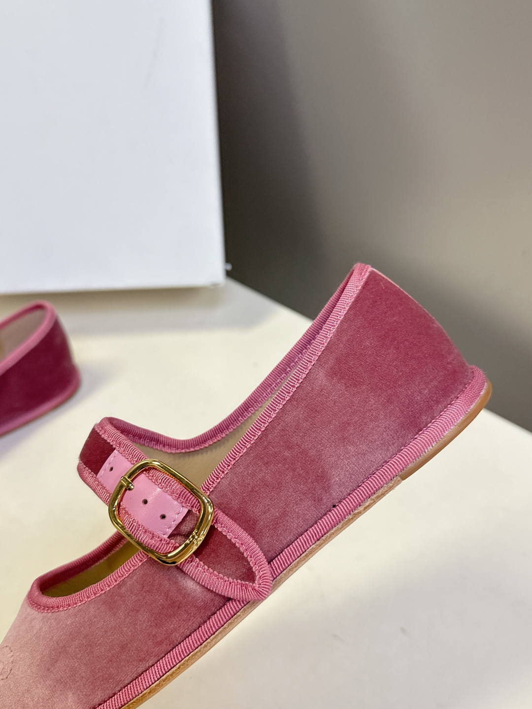 CELINE思琳秋冬最新走秀款 玛丽珍鞋 超多网红时尚博主种草 高级感舒适，配女神们的半身裙 不规则的小