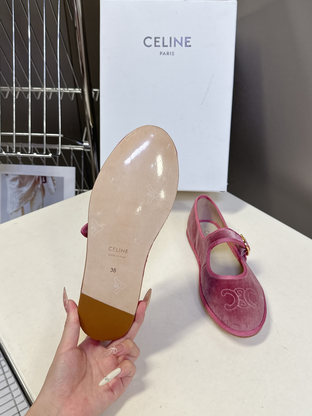 CELINE思琳秋冬最新走秀款 玛丽珍鞋 超多网红时尚博主种草 高级感舒适，配女神们的半身裙 不规则的小