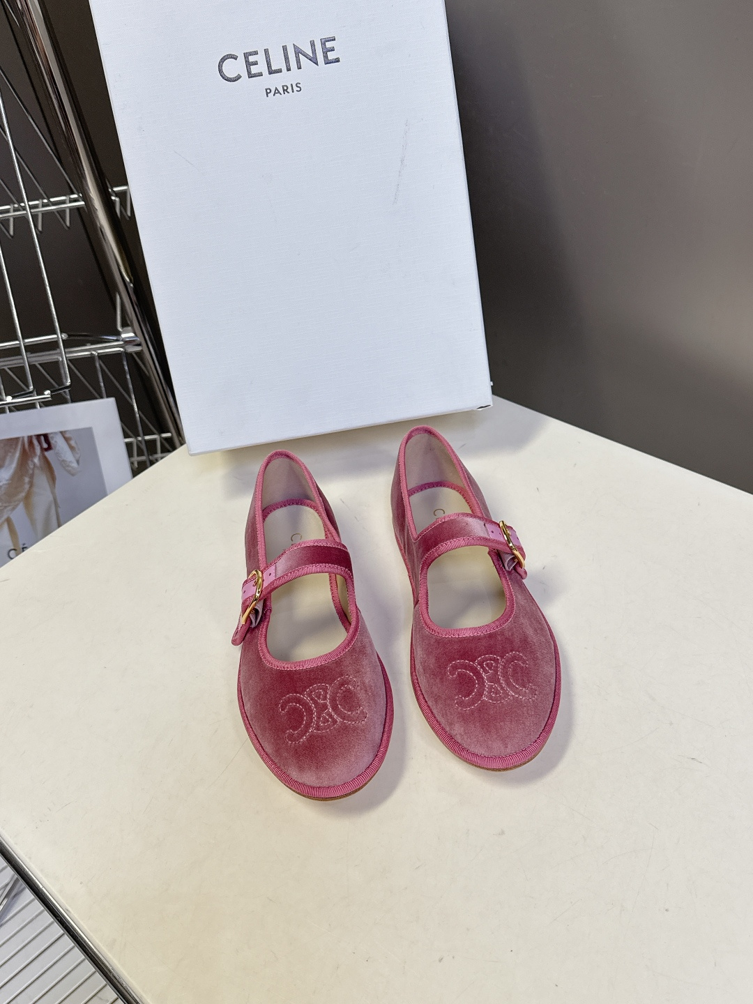 CELINE思琳秋冬最新走秀款 玛丽珍鞋 超多网红时尚博主种草 高级感舒适，配女神们的半身裙 不规则的小