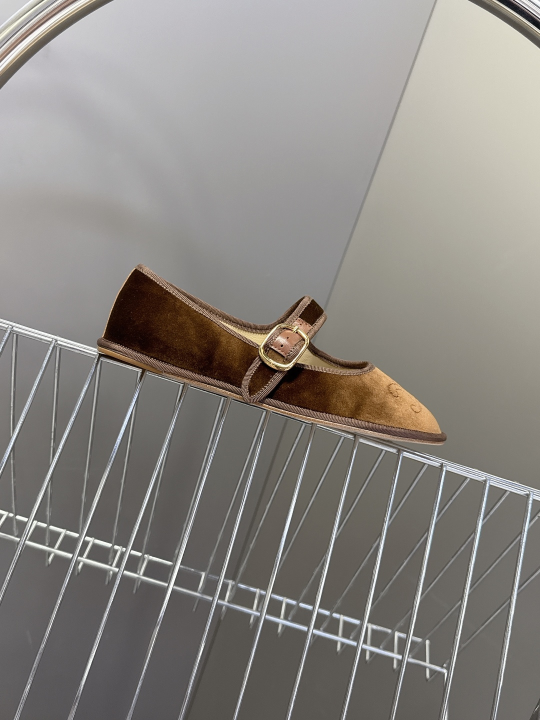 CELINE思琳秋冬最新走秀款 玛丽珍鞋 超多网红时尚博主种草 高级感舒适，配女神们的半身裙 不规则的小