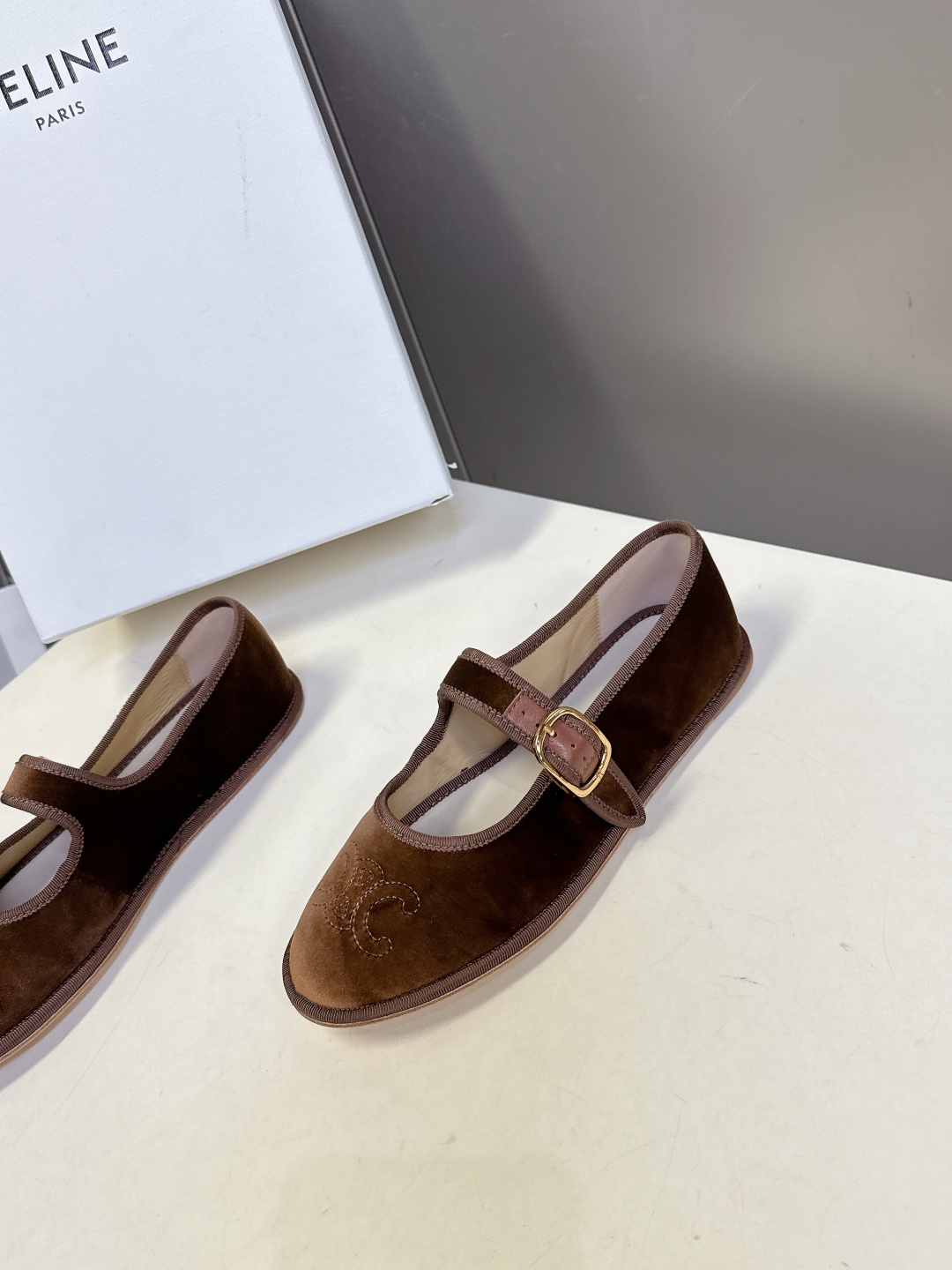 CELINE思琳秋冬最新走秀款 玛丽珍鞋 超多网红时尚博主种草 高级感舒适，配女神们的半身裙 不规则的小