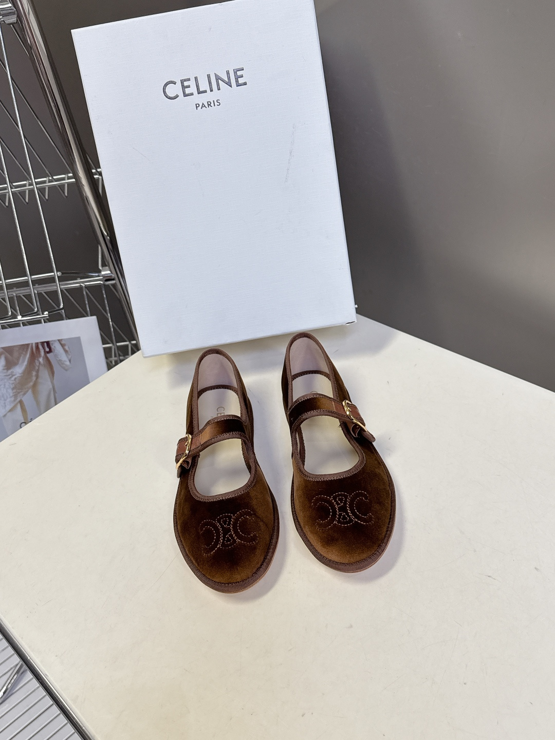 CELINE思琳秋冬最新走秀款 玛丽珍鞋 超多网红时尚博主种草 高级感舒适，配女神们的半身裙 不规则的小