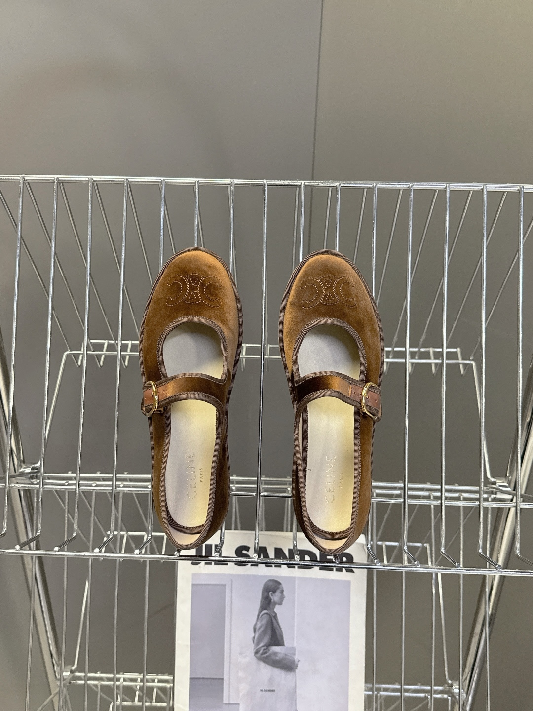 CELINE思琳秋冬最新走秀款 玛丽珍鞋 超多网红时尚博主种草 高级感舒适，配女神们的半身裙 不规则的小