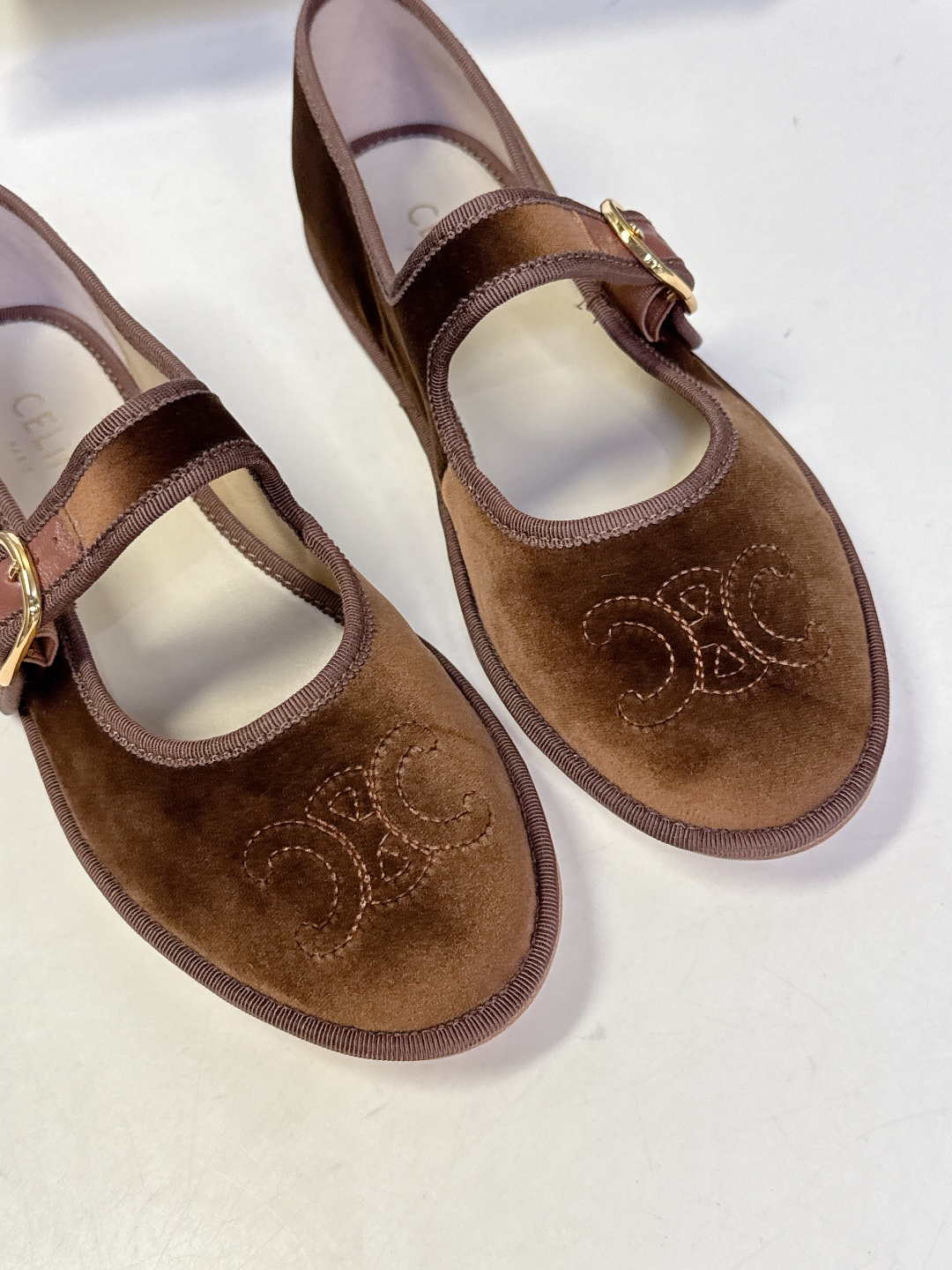 CELINE思琳秋冬最新走秀款 玛丽珍鞋 超多网红时尚博主种草 高级感舒适，配女神们的半身裙 不规则的小