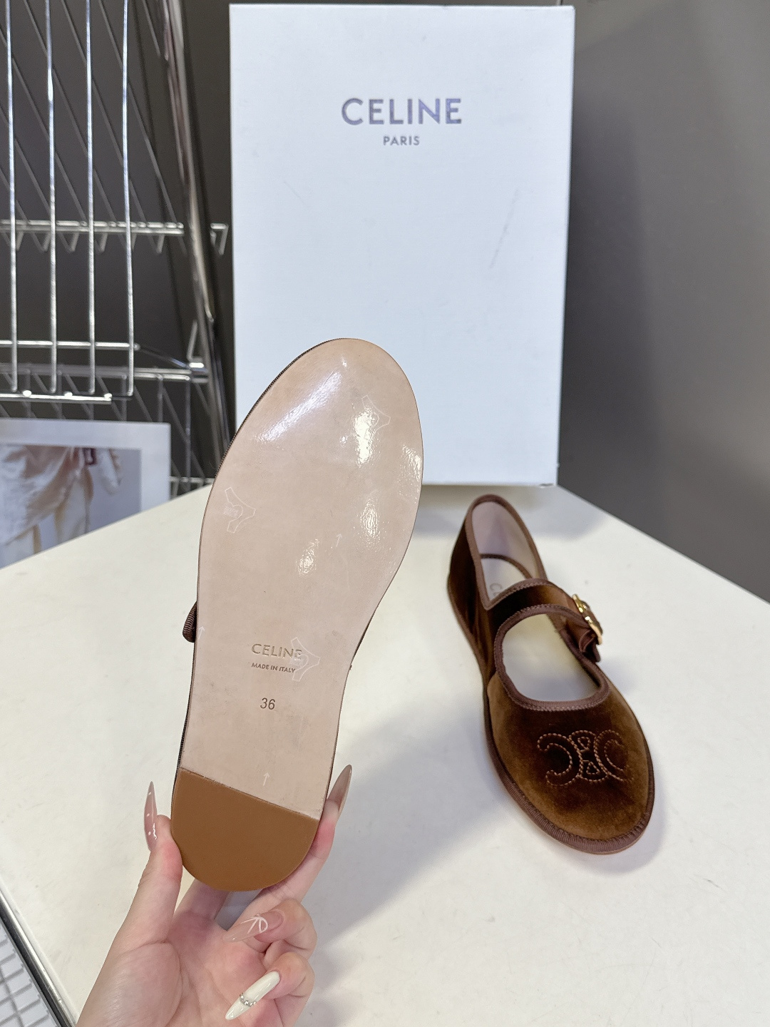 CELINE思琳秋冬最新走秀款 玛丽珍鞋 超多网红时尚博主种草 高级感舒适，配女神们的半身裙 不规则的小