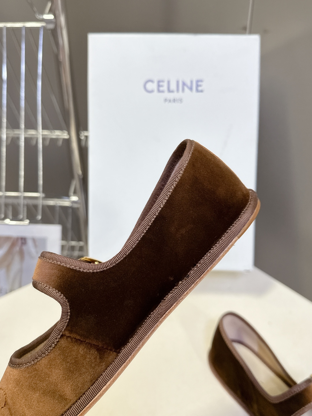 CELINE思琳秋冬最新走秀款 玛丽珍鞋 超多网红时尚博主种草 高级感舒适，配女神们的半身裙 不规则的小