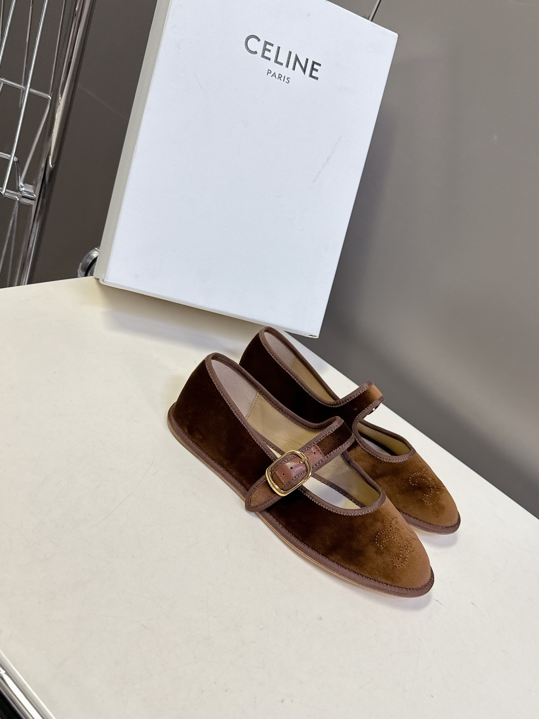 CELINE思琳秋冬最新走秀款 玛丽珍鞋 超多网红时尚博主种草 高级感舒适，配女神们的半身裙 不规则的小