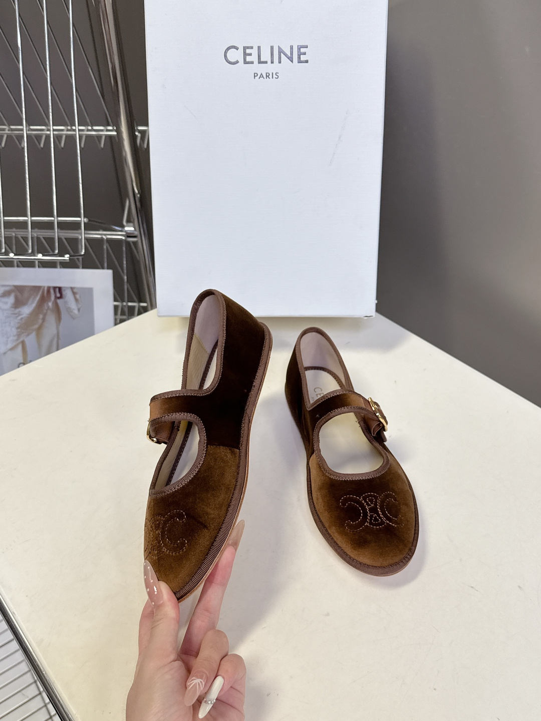 CELINE思琳秋冬最新走秀款 玛丽珍鞋 超多网红时尚博主种草 高级感舒适，配女神们的半身裙 不规则的小