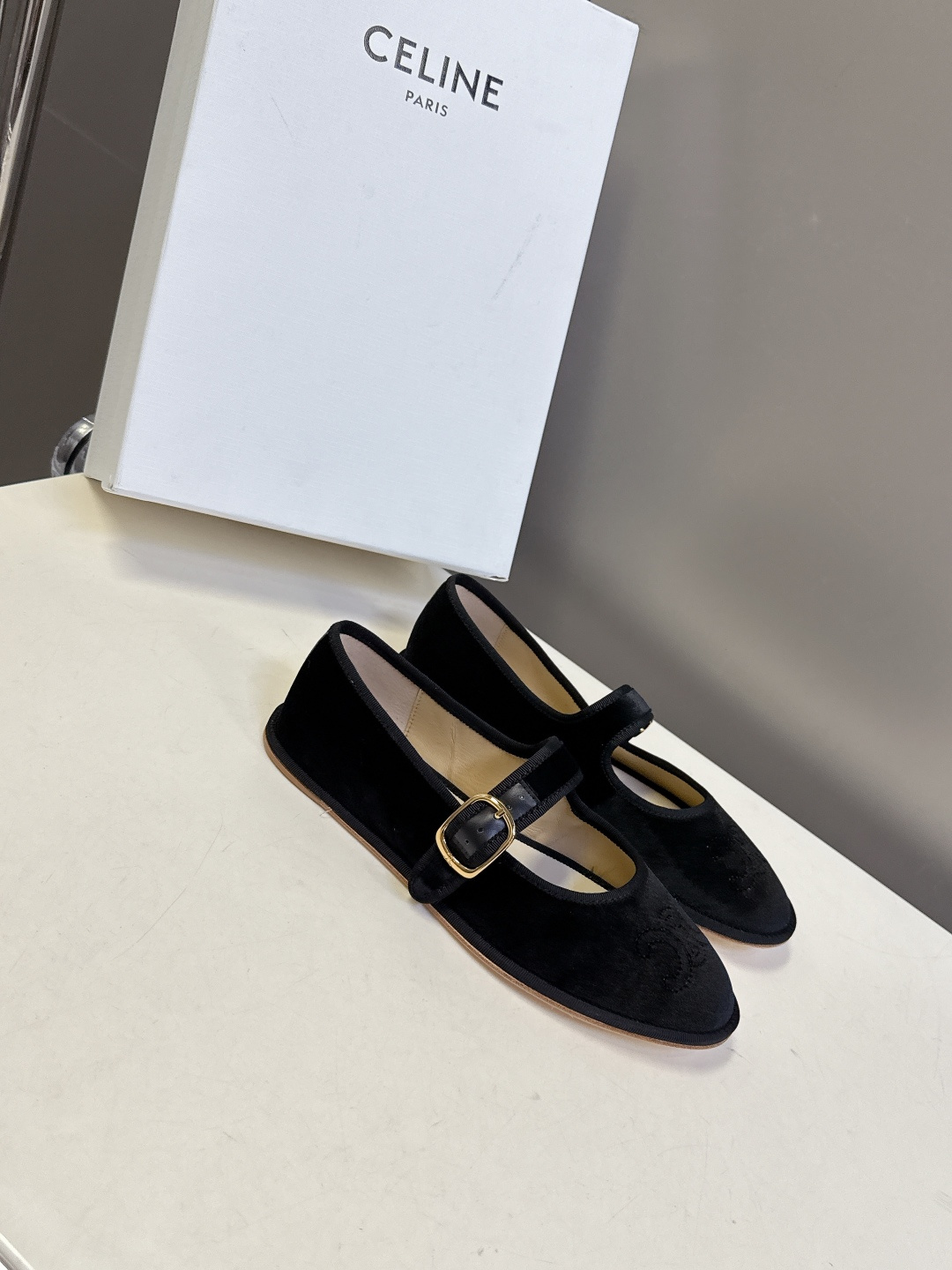 CELINE思琳秋冬最新走秀款 玛丽珍鞋 超多网红时尚博主种草 高级感舒适，配女神们的半身裙 不规则的小