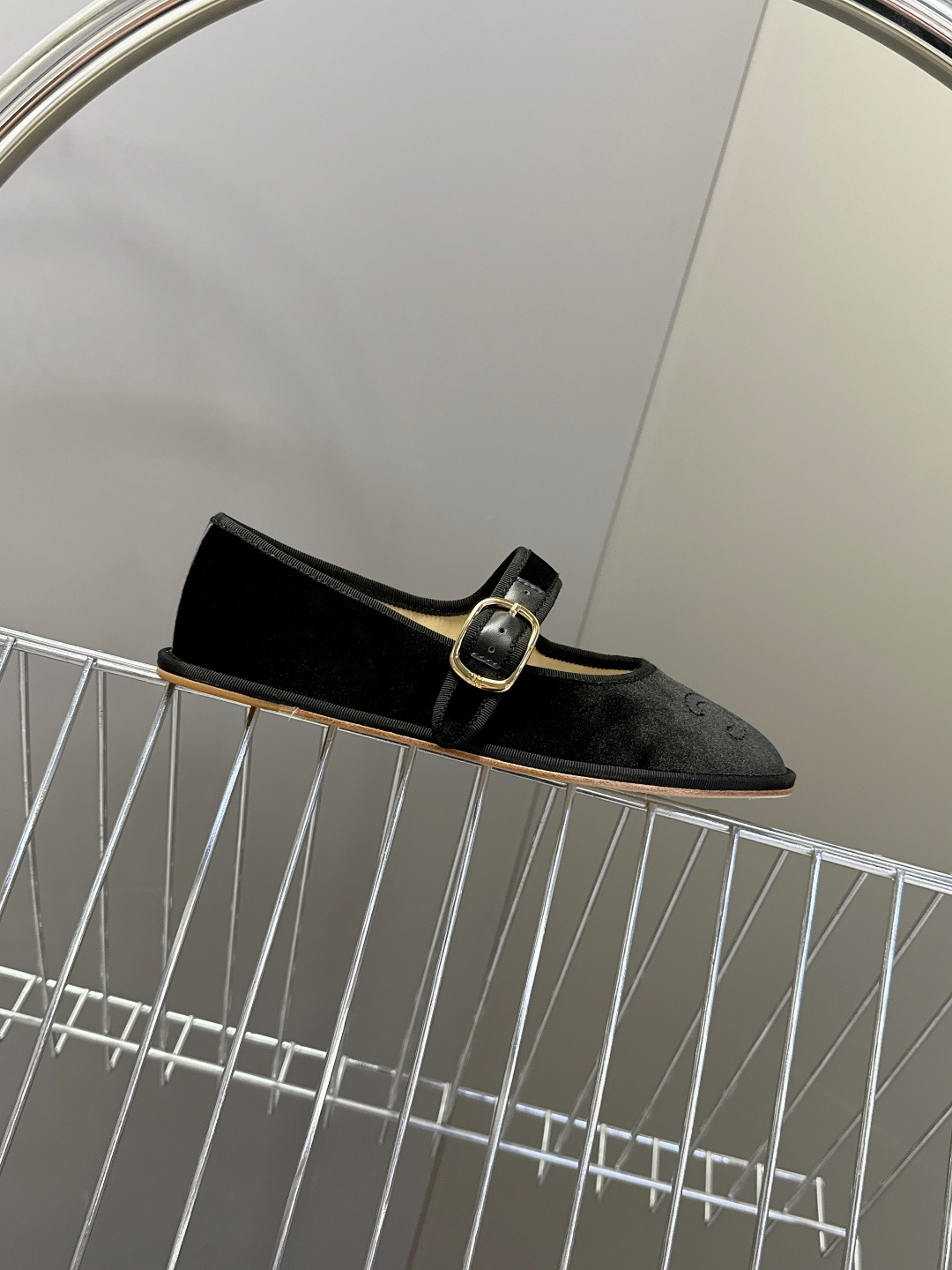 CELINE思琳秋冬最新走秀款 玛丽珍鞋 超多网红时尚博主种草 高级感舒适，配女神们的半身裙 不规则的小