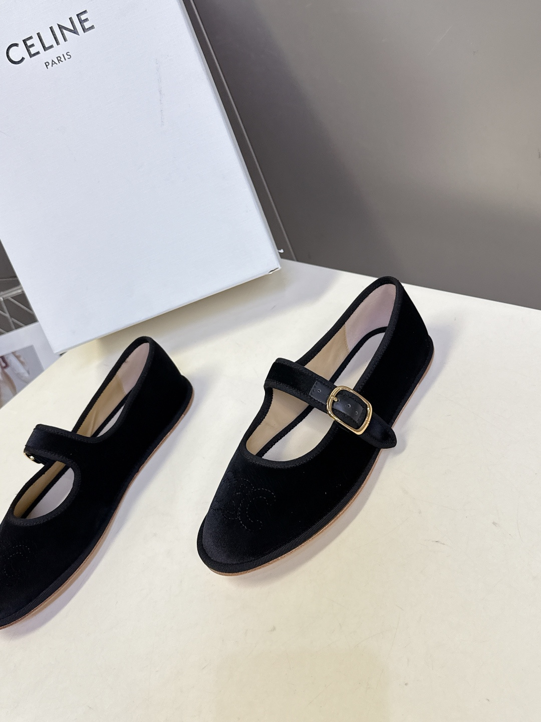 CELINE思琳秋冬最新走秀款 玛丽珍鞋 超多网红时尚博主种草 高级感舒适，配女神们的半身裙 不规则的小