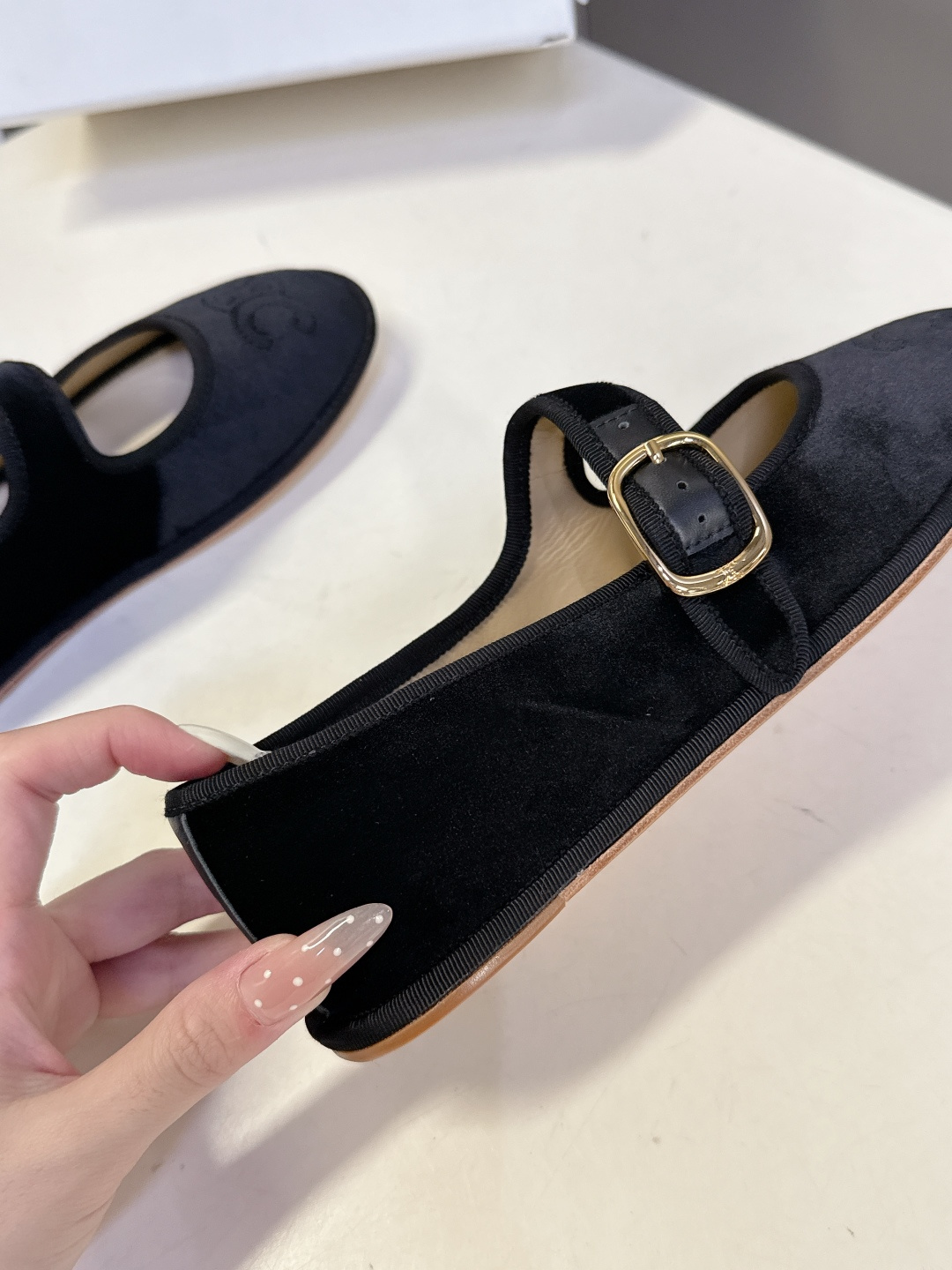 CELINE思琳秋冬最新走秀款 玛丽珍鞋 超多网红时尚博主种草 高级感舒适，配女神们的半身裙 不规则的小