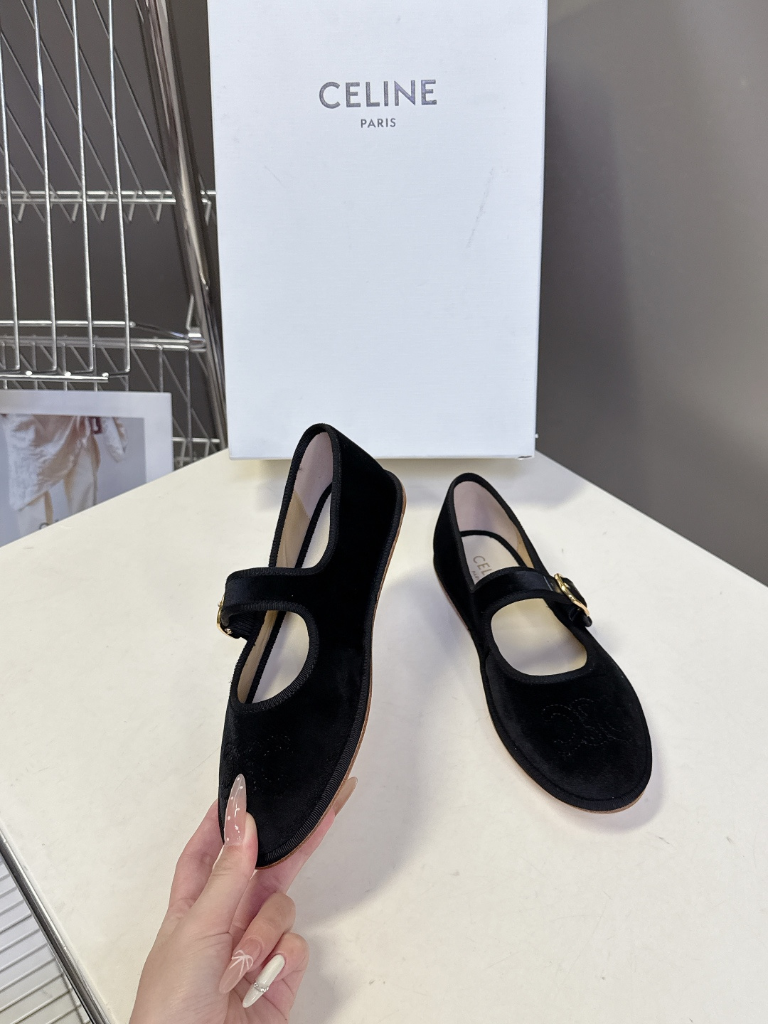CELINE思琳秋冬最新走秀款 玛丽珍鞋 超多网红时尚博主种草 高级感舒适，配女神们的半身裙 不规则的小