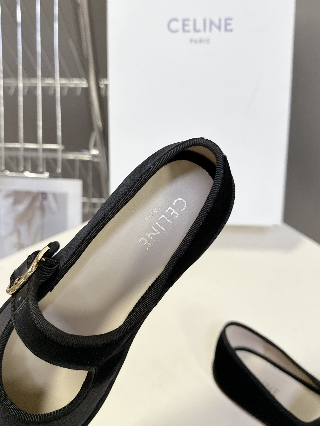 CELINE思琳秋冬最新走秀款 玛丽珍鞋 超多网红时尚博主种草 高级感舒适，配女神们的半身裙 不规则的小