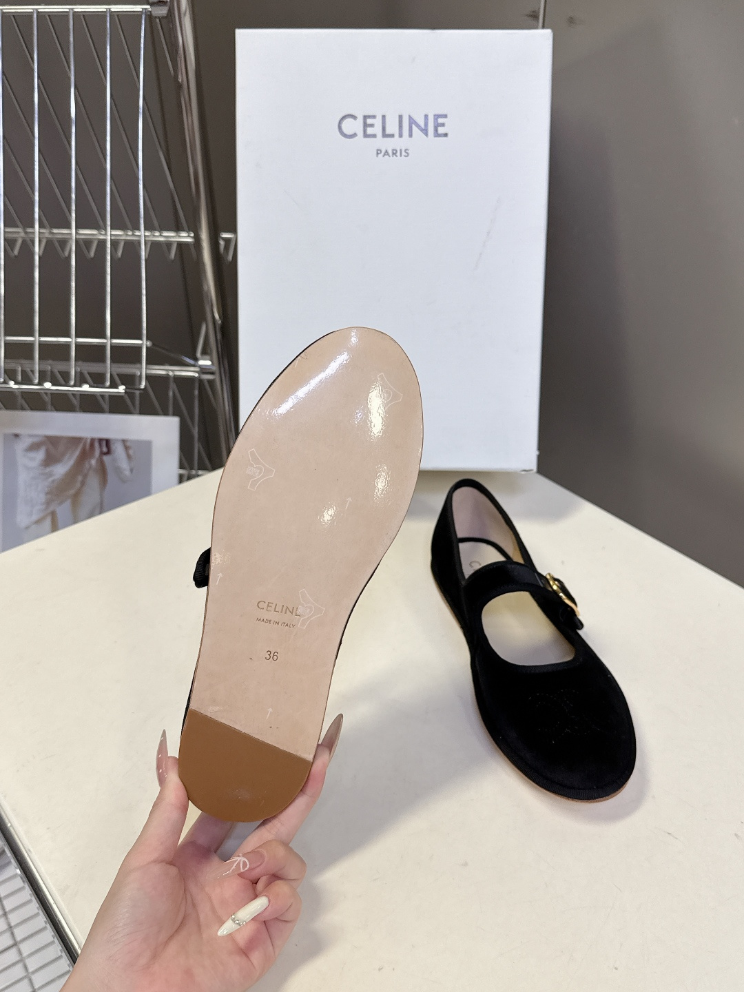 CELINE思琳秋冬最新走秀款 玛丽珍鞋 超多网红时尚博主种草 高级感舒适，配女神们的半身裙 不规则的小