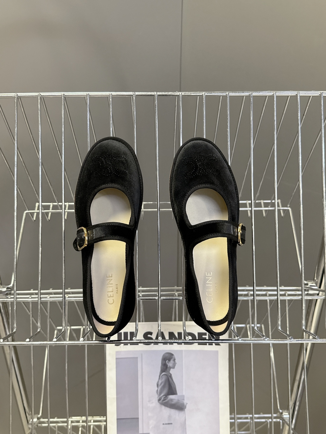 CELINE思琳秋冬最新走秀款 玛丽珍鞋 超多网红时尚博主种草 高级感舒适，配女神们的半身裙 不规则的小