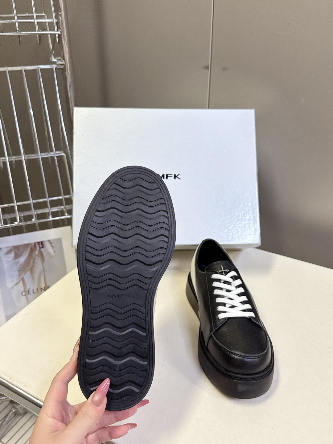 国潮品牌SMFK秋冬最新款厚底 休闲鞋 马丁靴 超多明星时尚博主种草 超火国内品牌 简约的设计 十字架l