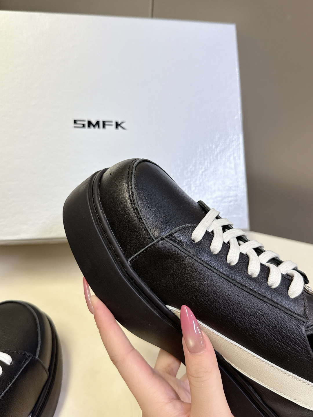 国潮品牌SMFK秋冬最新款厚底 休闲鞋 马丁靴 超多明星时尚博主种草 超火国内品牌 简约的设计 十字架l