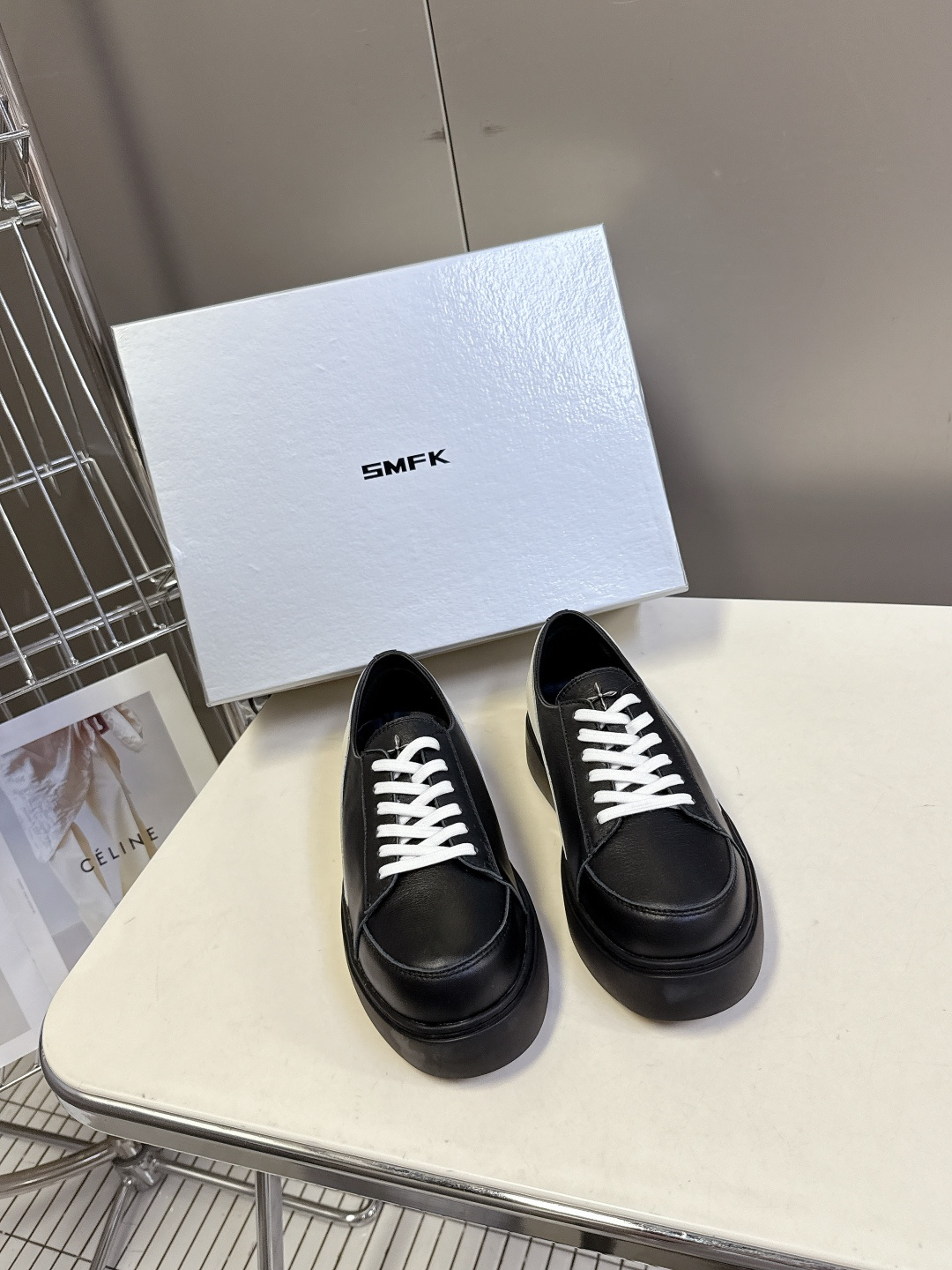 国潮品牌SMFK秋冬最新款厚底 休闲鞋 马丁靴 超多明星时尚博主种草 超火国内品牌 简约的设计 十字架l