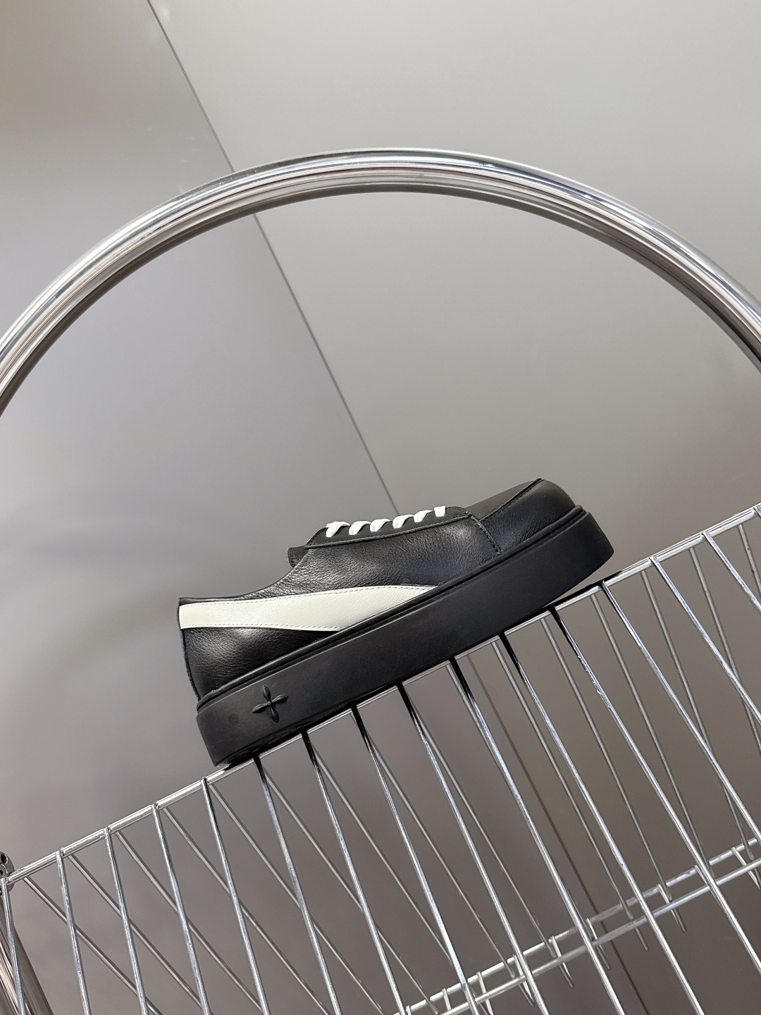 国潮品牌SMFK秋冬最新款厚底 休闲鞋 马丁靴 超多明星时尚博主种草 超火国内品牌 简约的设计 十字架l