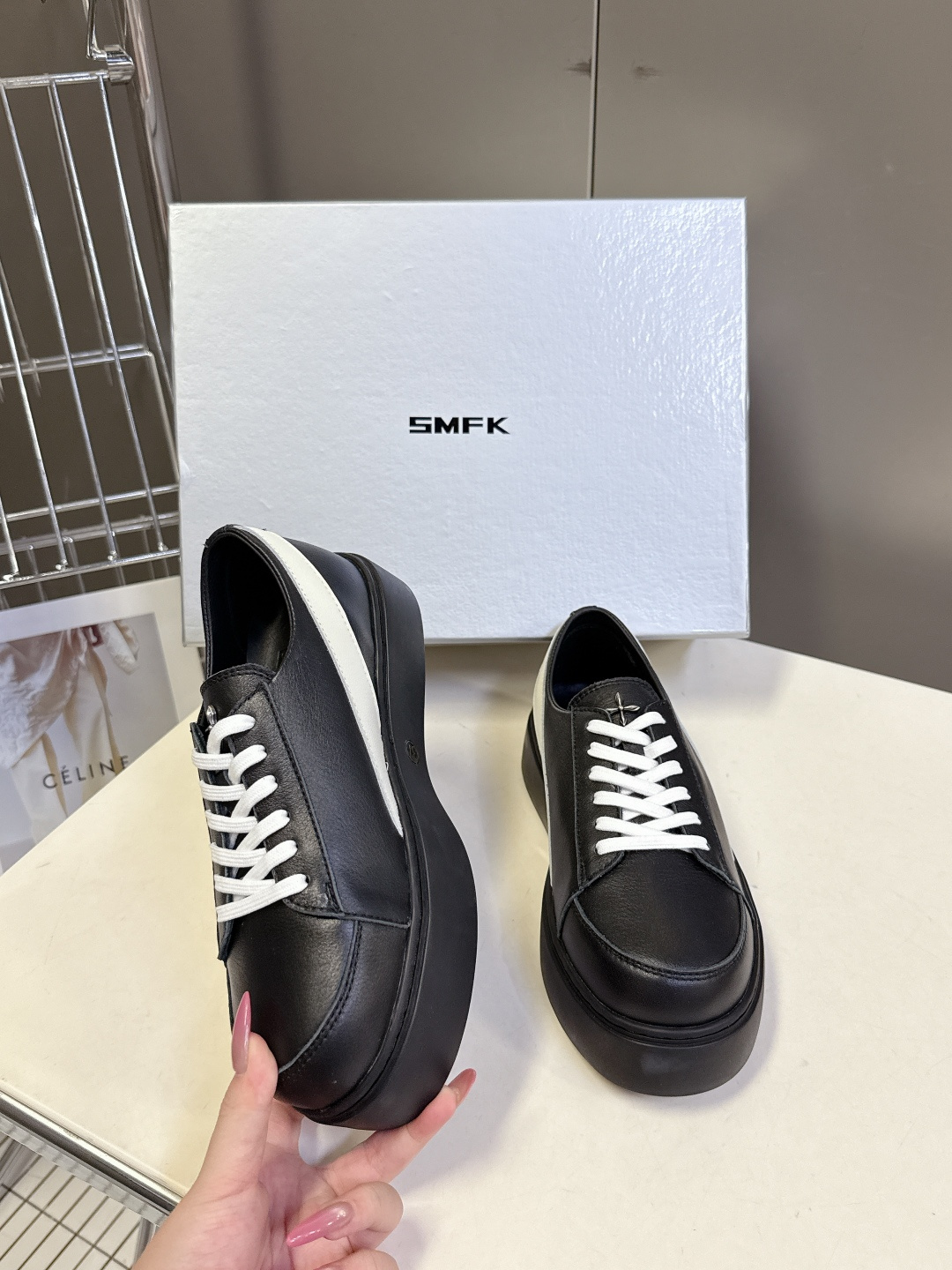 国潮品牌SMFK秋冬最新款厚底 休闲鞋 马丁靴 超多明星时尚博主种草 超火国内品牌 简约的设计 十字架l
