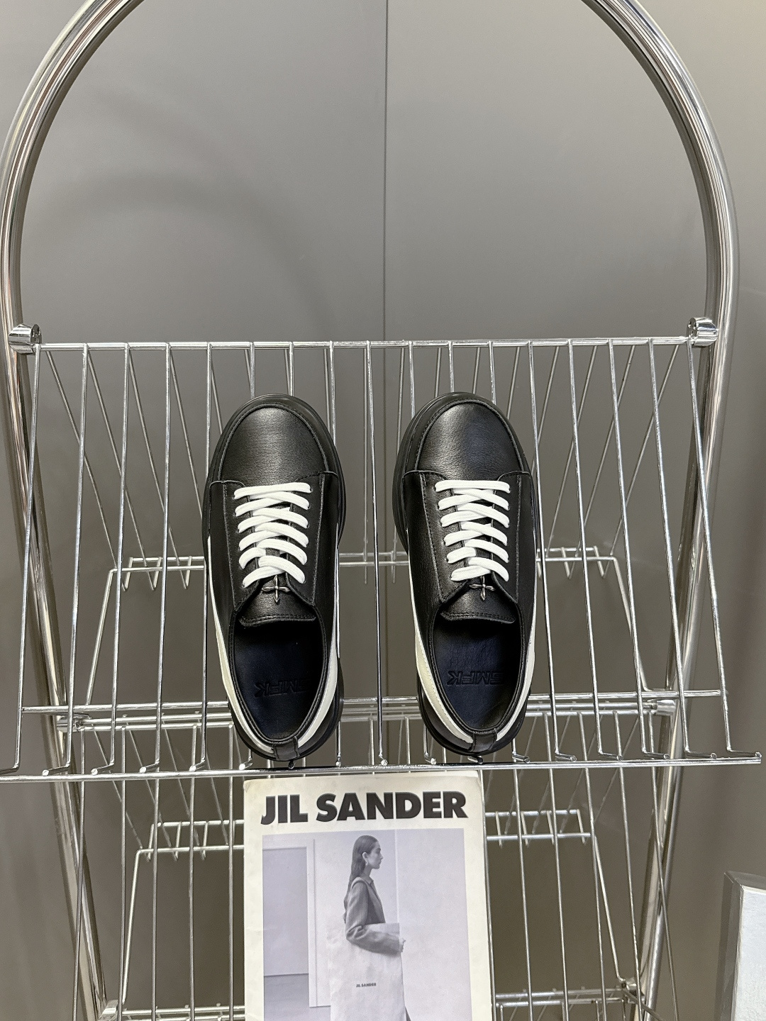 国潮品牌SMFK秋冬最新款厚底 休闲鞋 马丁靴 超多明星时尚博主种草 超火国内品牌 简约的设计 十字架l