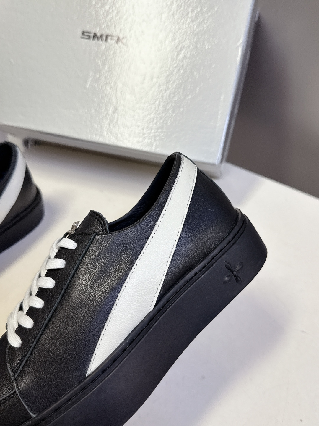 国潮品牌SMFK秋冬最新款厚底 休闲鞋 马丁靴 超多明星时尚博主种草 超火国内品牌 简约的设计 十字架l