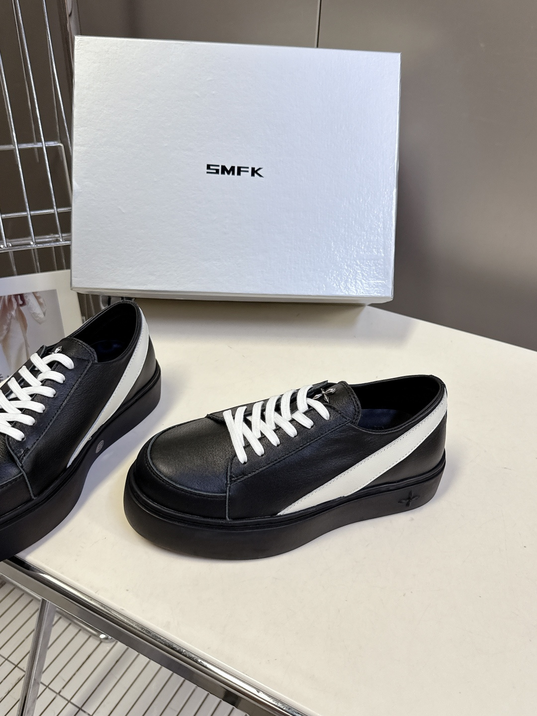国潮品牌SMFK秋冬最新款厚底 休闲鞋 马丁靴 超多明星时尚博主种草 超火国内品牌 简约的设计 十字架l
