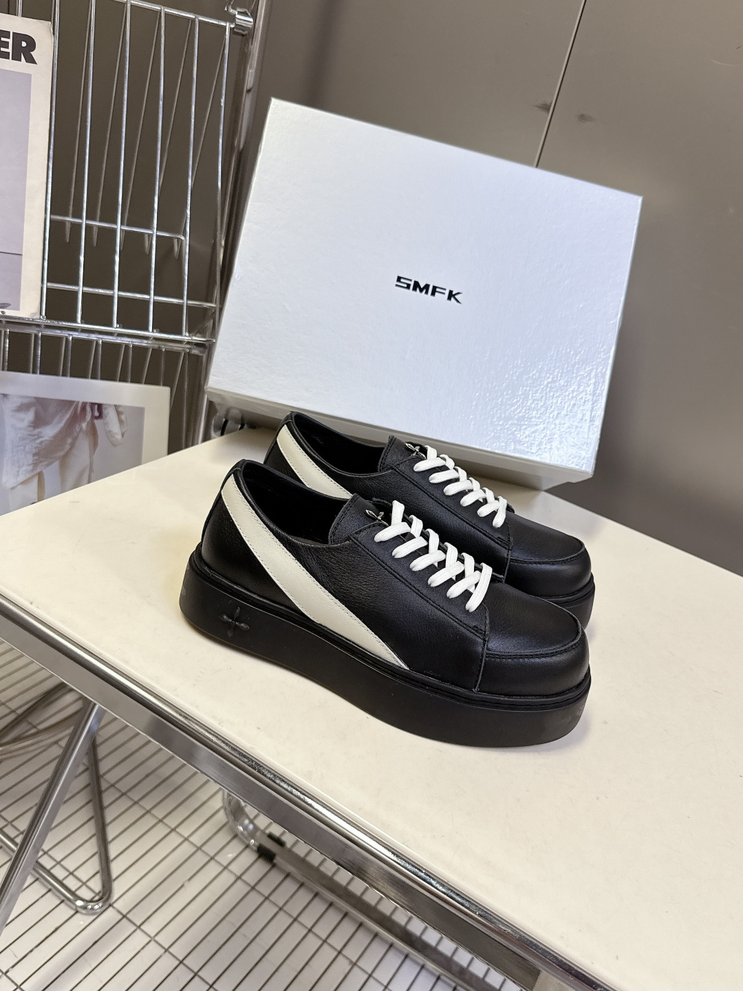 国潮品牌SMFK秋冬最新款厚底 休闲鞋 马丁靴 超多明星时尚博主种草 超火国内品牌 简约的设计 十字架l