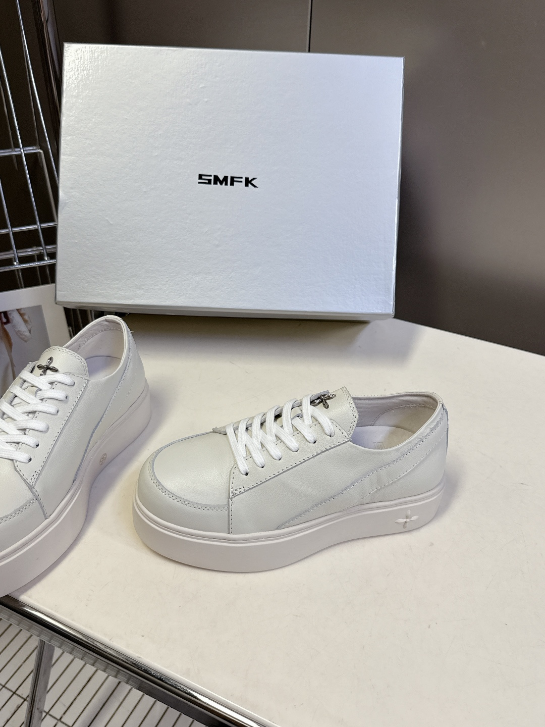 国潮品牌SMFK秋冬最新款厚底 休闲鞋 马丁靴 超多明星时尚博主种草 超火国内品牌 简约的设计 十字架l