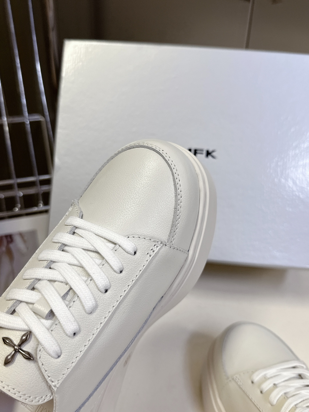 国潮品牌SMFK秋冬最新款厚底 休闲鞋 马丁靴 超多明星时尚博主种草 超火国内品牌 简约的设计 十字架l