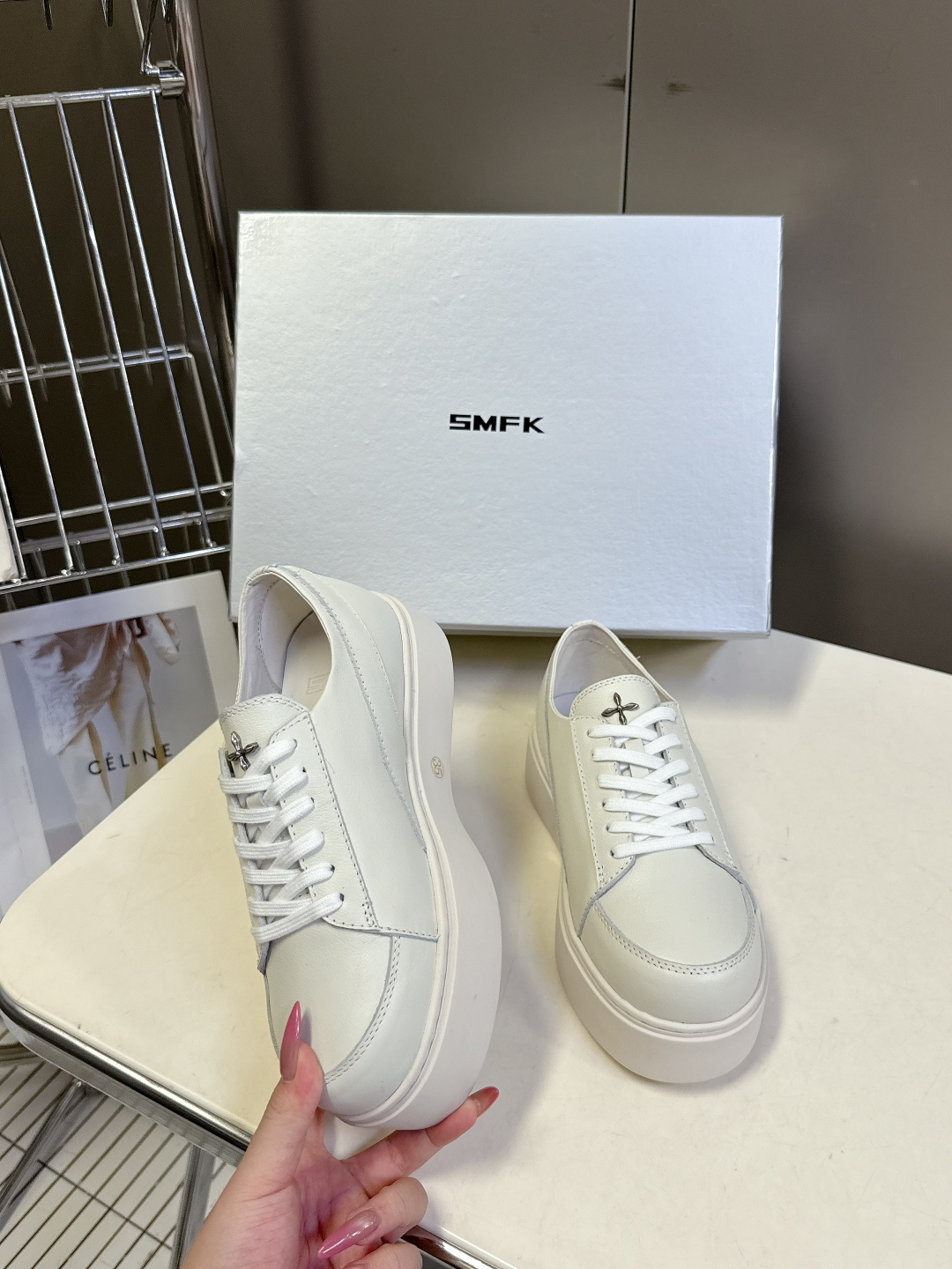 国潮品牌SMFK秋冬最新款厚底 休闲鞋 马丁靴 超多明星时尚博主种草 超火国内品牌 简约的设计 十字架l