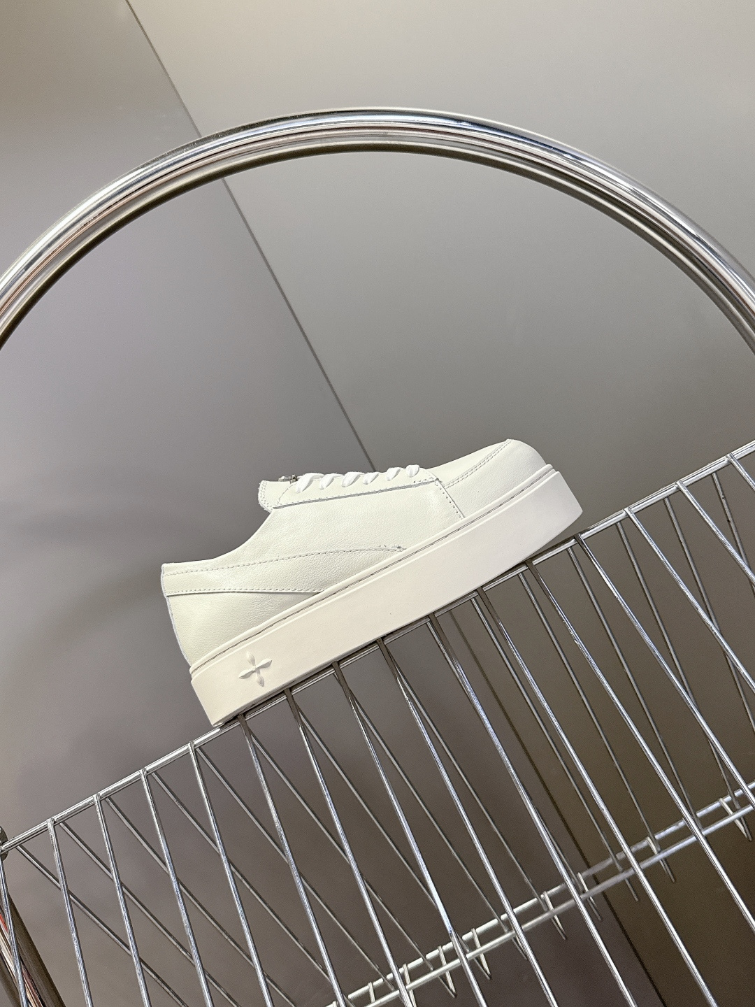 国潮品牌SMFK秋冬最新款厚底 休闲鞋 马丁靴 超多明星时尚博主种草 超火国内品牌 简约的设计 十字架l