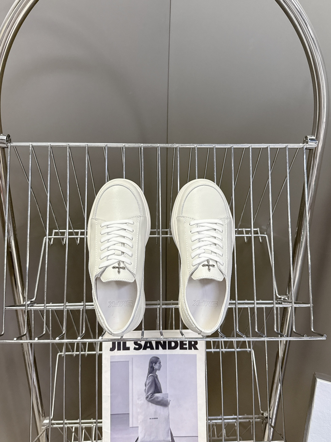 国潮品牌SMFK秋冬最新款厚底 休闲鞋 马丁靴 超多明星时尚博主种草 超火国内品牌 简约的设计 十字架l