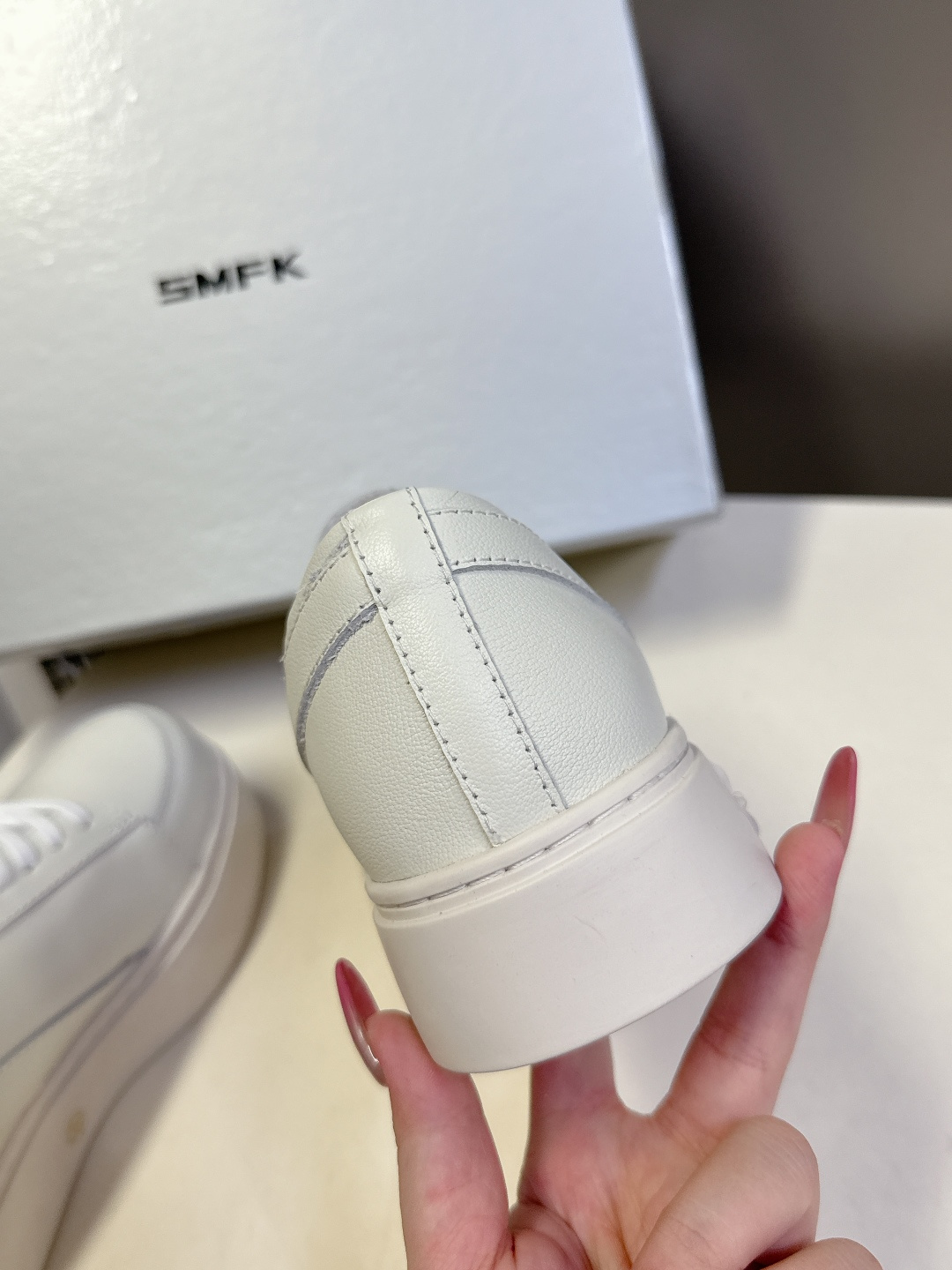 国潮品牌SMFK秋冬最新款厚底 休闲鞋 马丁靴 超多明星时尚博主种草 超火国内品牌 简约的设计 十字架l