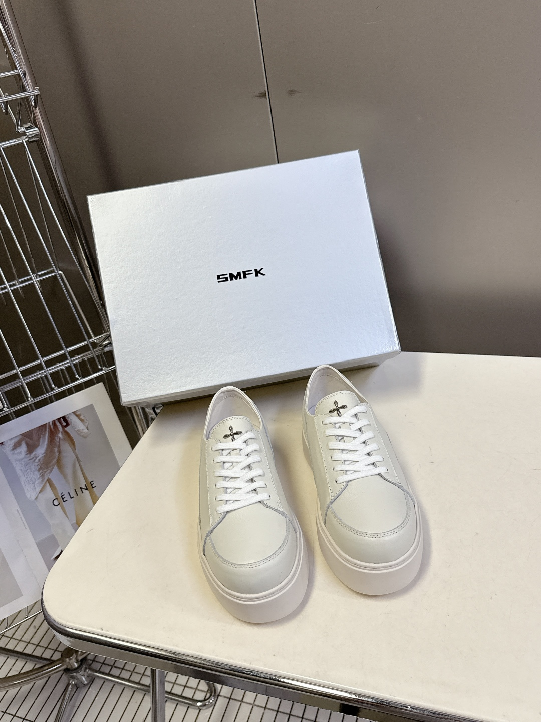 国潮品牌SMFK秋冬最新款厚底 休闲鞋 马丁靴 超多明星时尚博主种草 超火国内品牌 简约的设计 十字架l