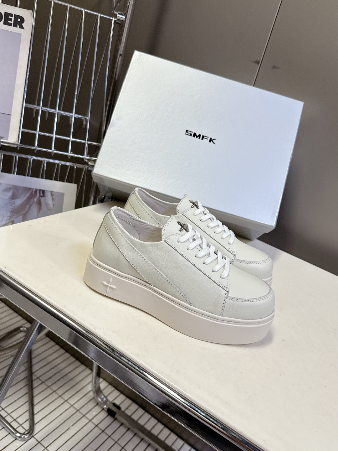 国潮品牌SMFK秋冬最新款厚底 休闲鞋 马丁靴 超多明星时尚博主种草 超火国内品牌 简约的设计 十字架l