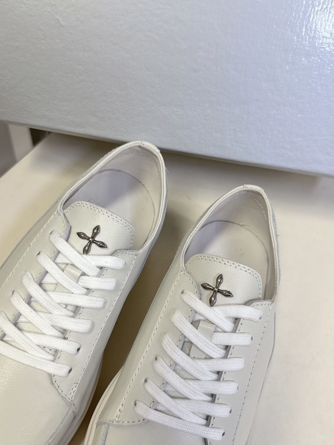 国潮品牌SMFK秋冬最新款厚底 休闲鞋 马丁靴 超多明星时尚博主种草 超火国内品牌 简约的设计 十字架l