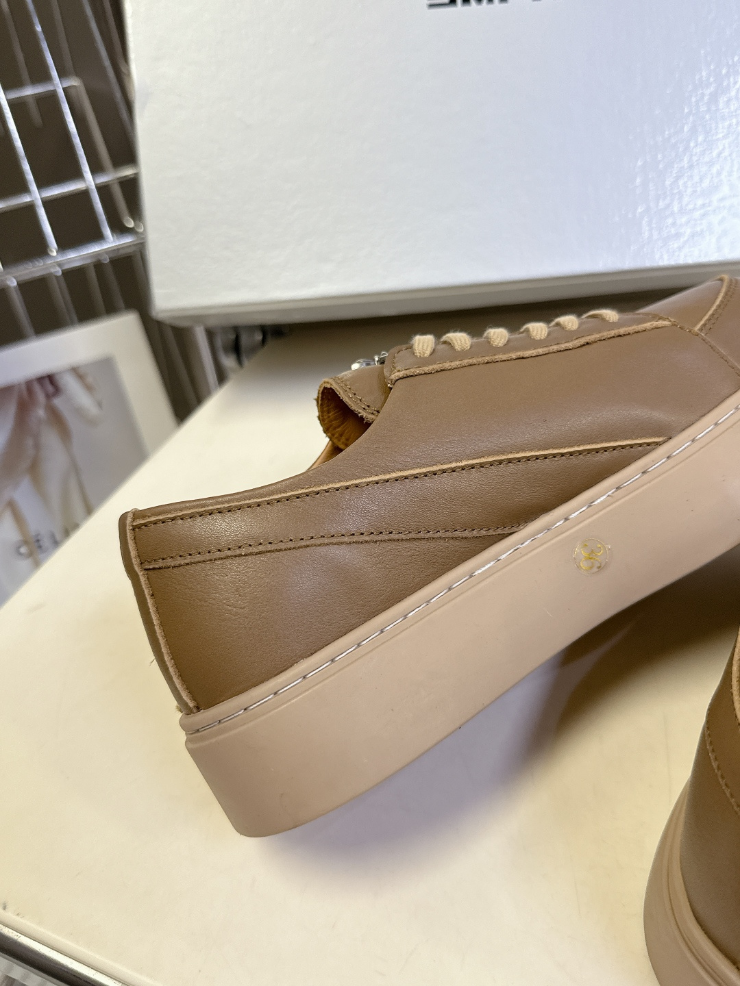 国潮品牌SMFK秋冬最新款厚底 休闲鞋 马丁靴 超多明星时尚博主种草 超火国内品牌 简约的设计 十字架l