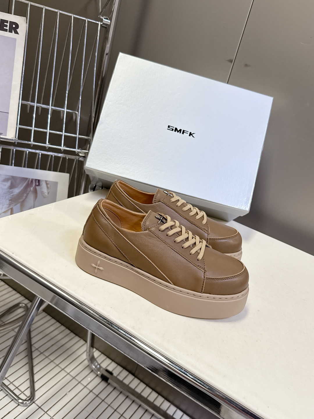 国潮品牌SMFK秋冬最新款厚底 休闲鞋 马丁靴 超多明星时尚博主种草 超火国内品牌 简约的设计 十字架l