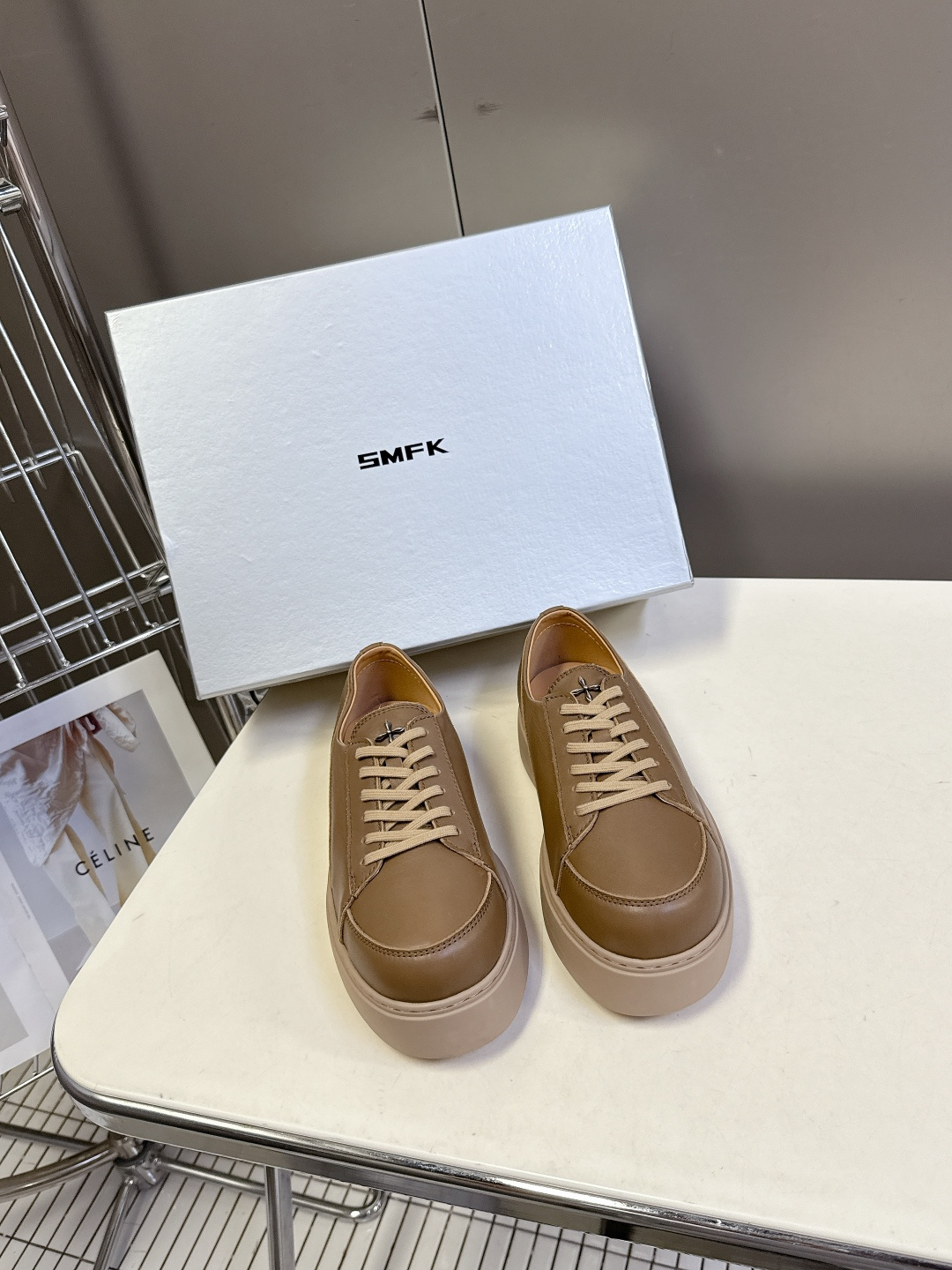 国潮品牌SMFK秋冬最新款厚底 休闲鞋 马丁靴 超多明星时尚博主种草 超火国内品牌 简约的设计 十字架l