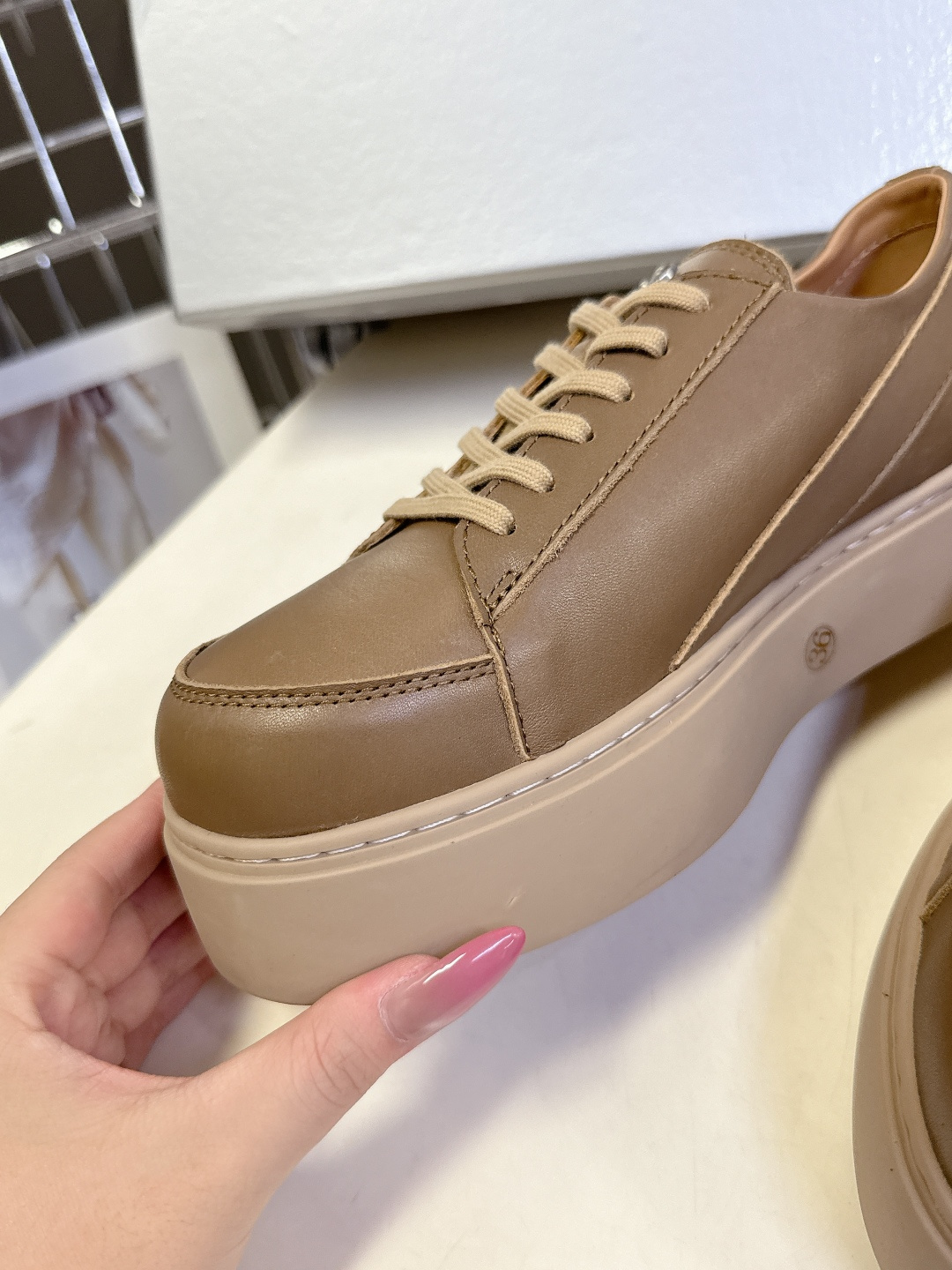 国潮品牌SMFK秋冬最新款厚底 休闲鞋 马丁靴 超多明星时尚博主种草 超火国内品牌 简约的设计 十字架l