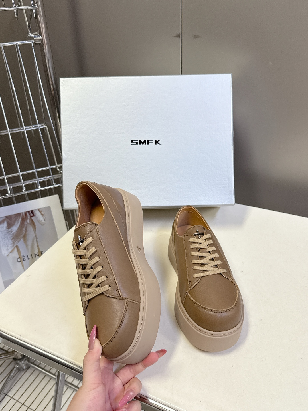 国潮品牌SMFK秋冬最新款厚底 休闲鞋 马丁靴 超多明星时尚博主种草 超火国内品牌 简约的设计 十字架l