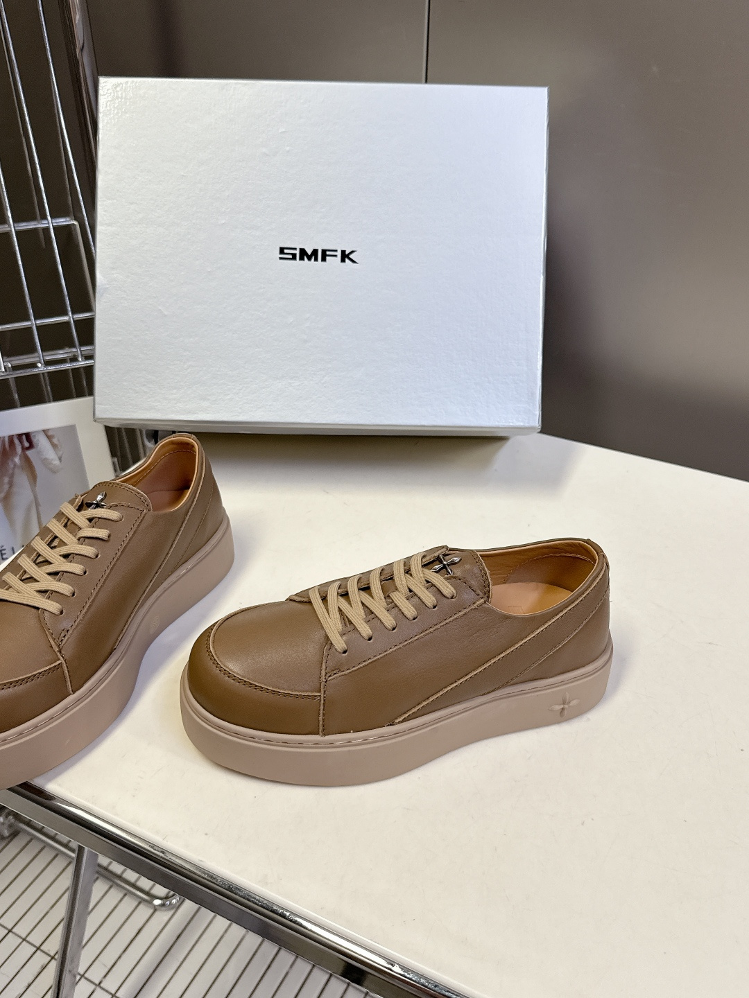 国潮品牌SMFK秋冬最新款厚底 休闲鞋 马丁靴 超多明星时尚博主种草 超火国内品牌 简约的设计 十字架l